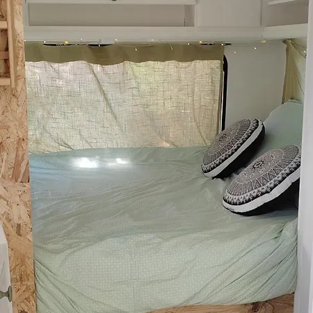 Caravane Boheme Equipee Glamping Jardin Campsite